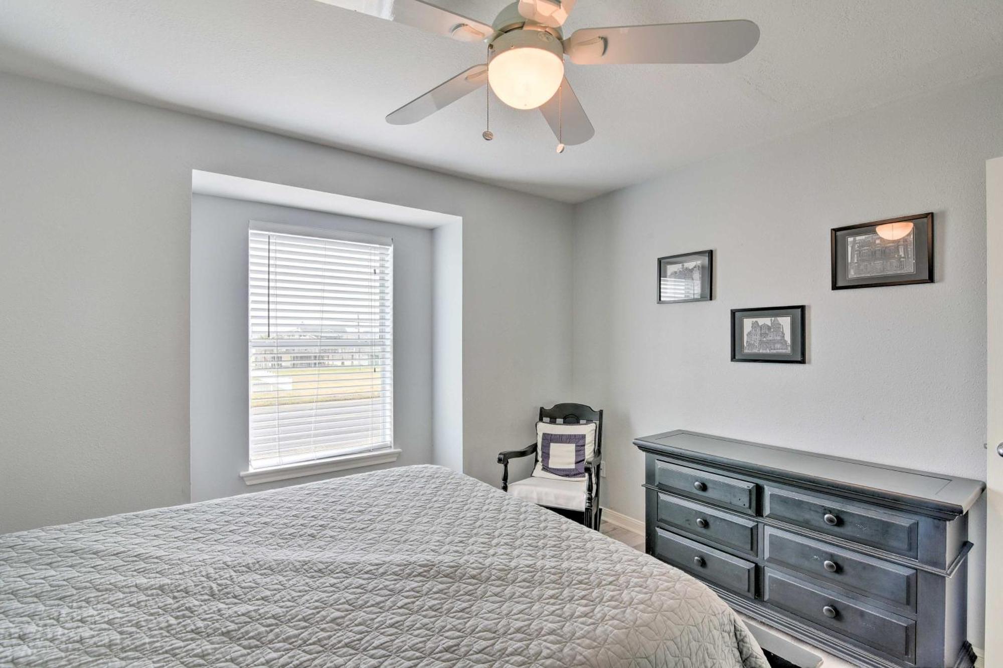 Oceanfront Galveston Home - Walk To Beach! المظهر الخارجي الصورة