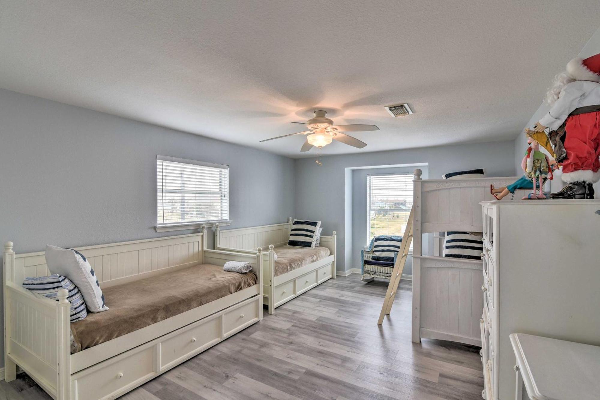Oceanfront Galveston Home - Walk To Beach! المظهر الخارجي الصورة