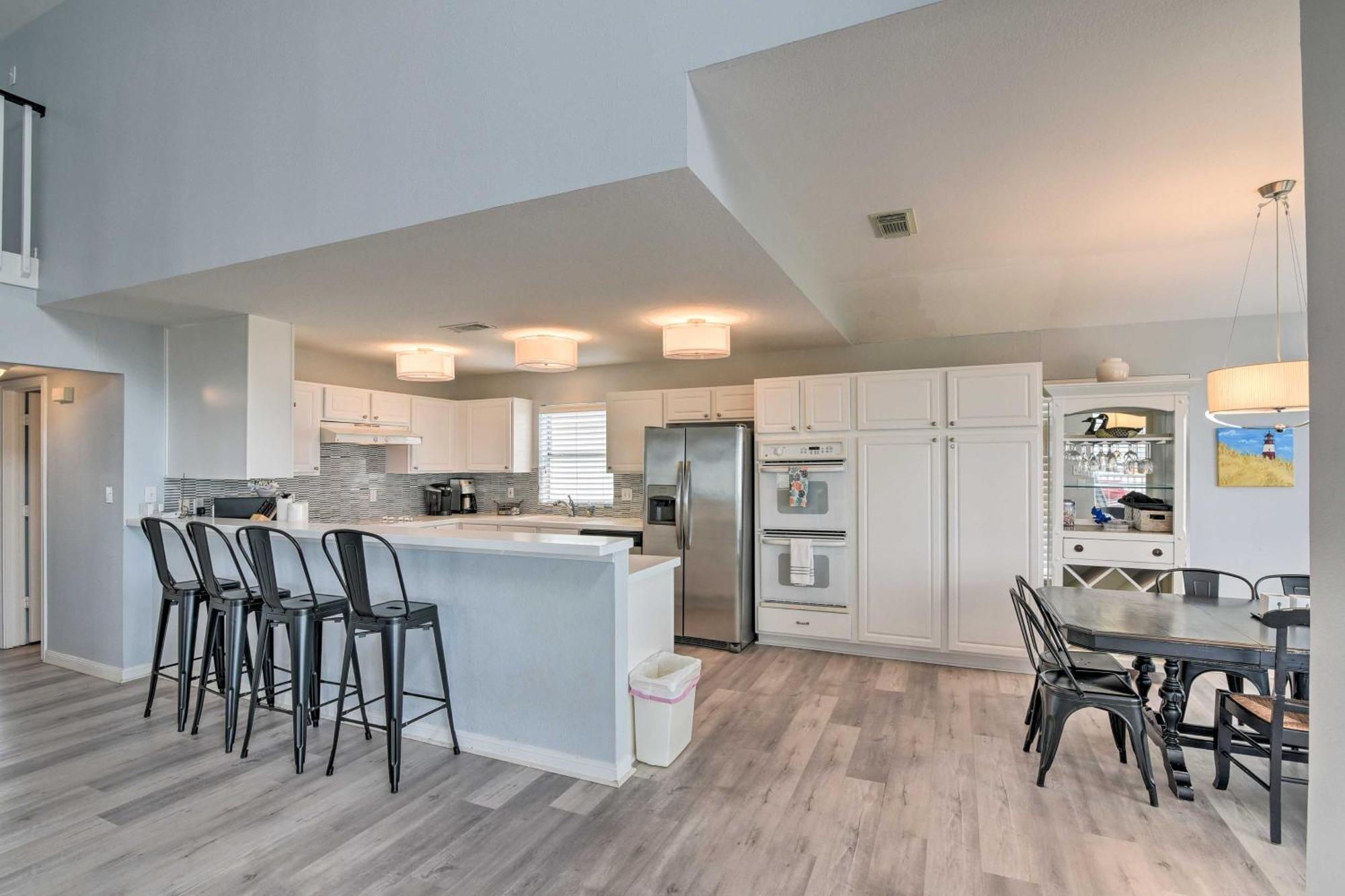 Oceanfront Galveston Home - Walk To Beach! المظهر الخارجي الصورة