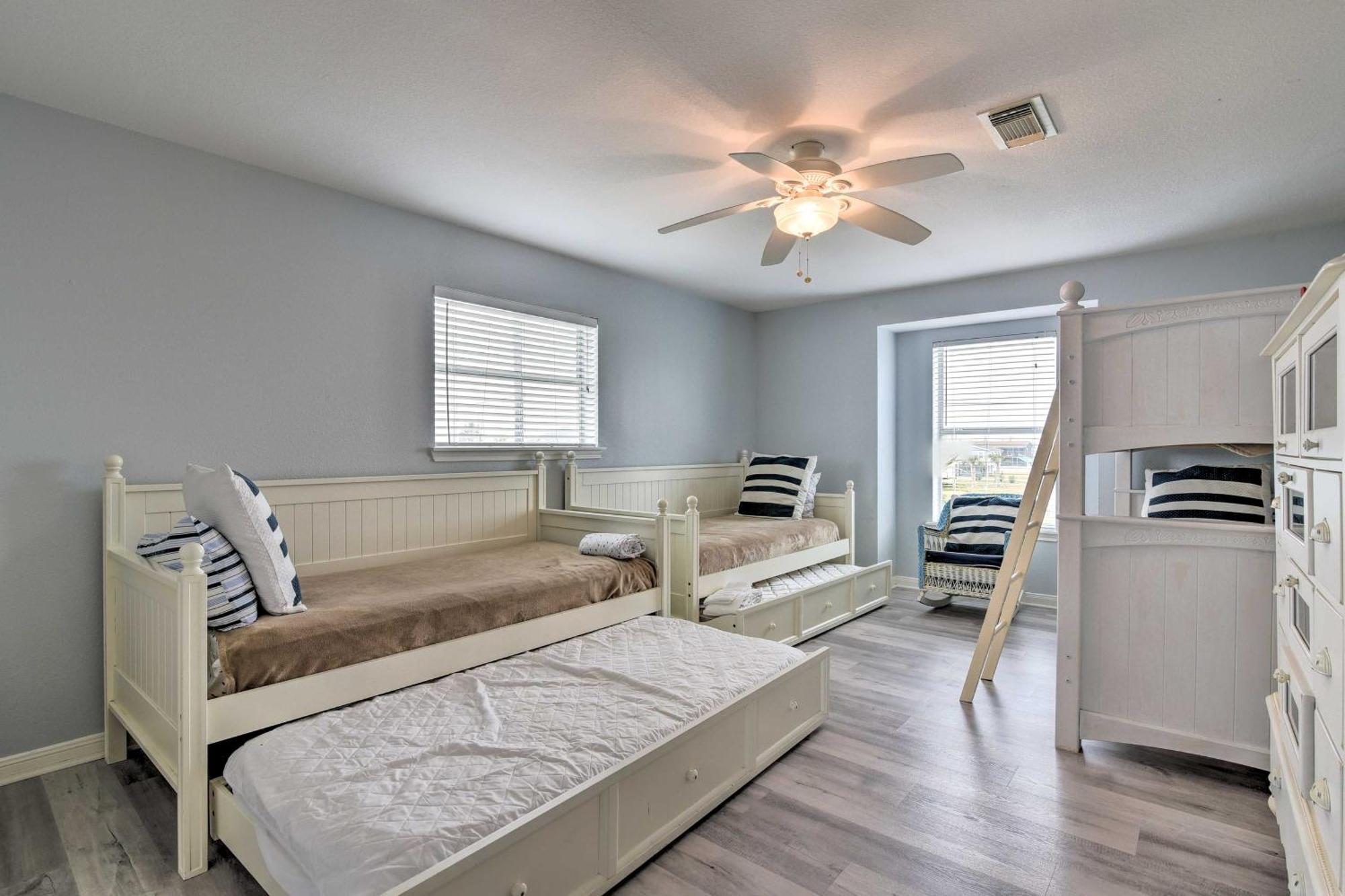 Oceanfront Galveston Home - Walk To Beach! المظهر الخارجي الصورة