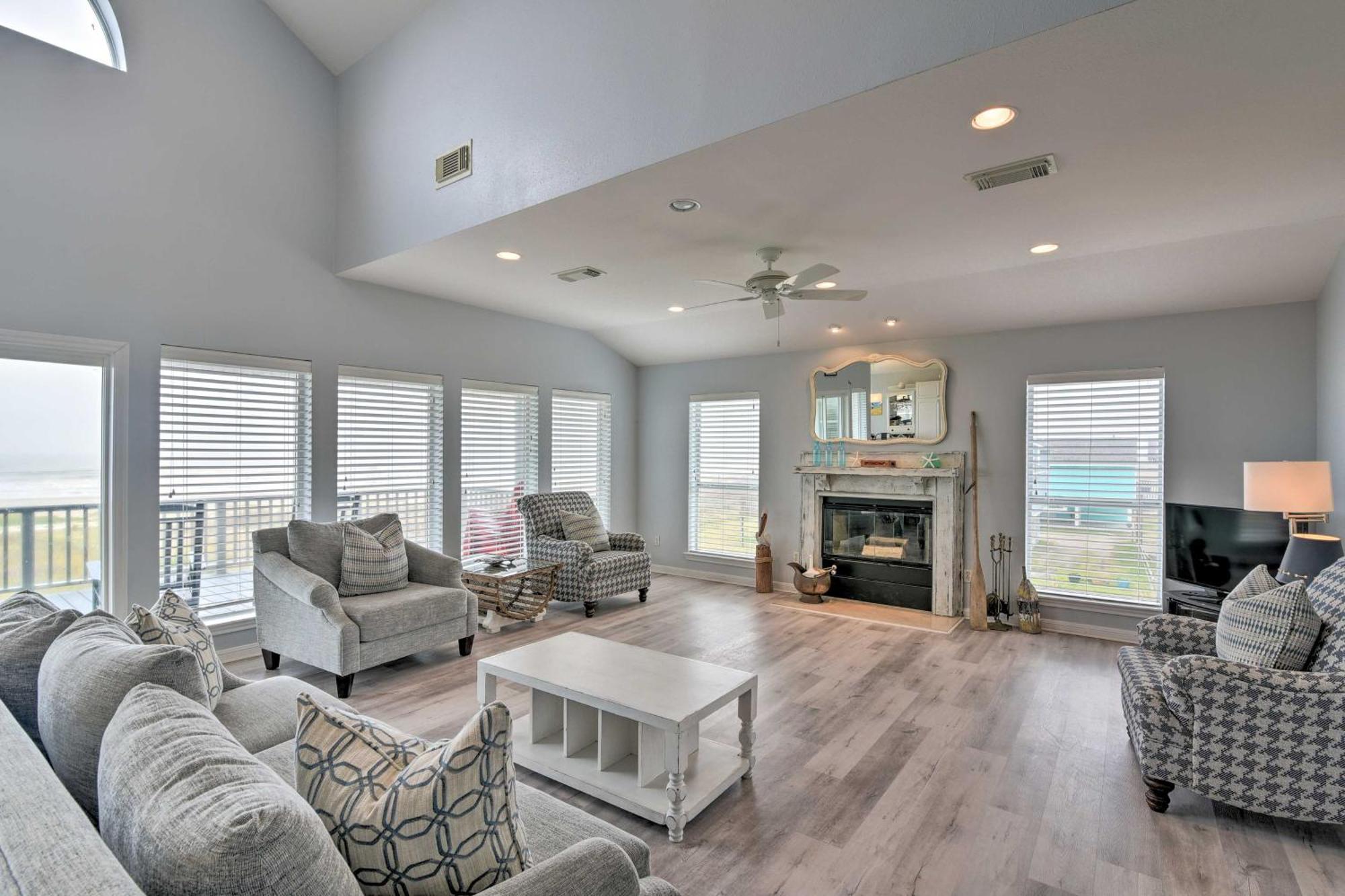 Oceanfront Galveston Home - Walk To Beach! المظهر الخارجي الصورة