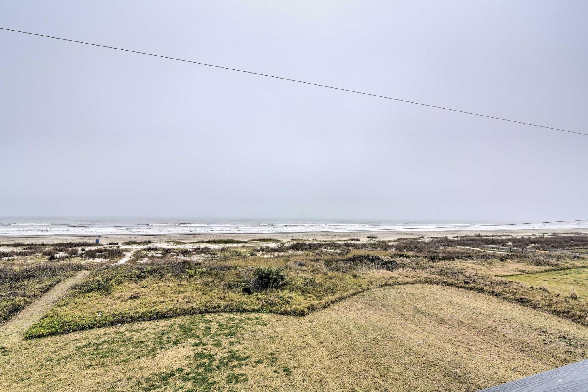 Oceanfront Galveston Home - Walk To Beach! المظهر الخارجي الصورة